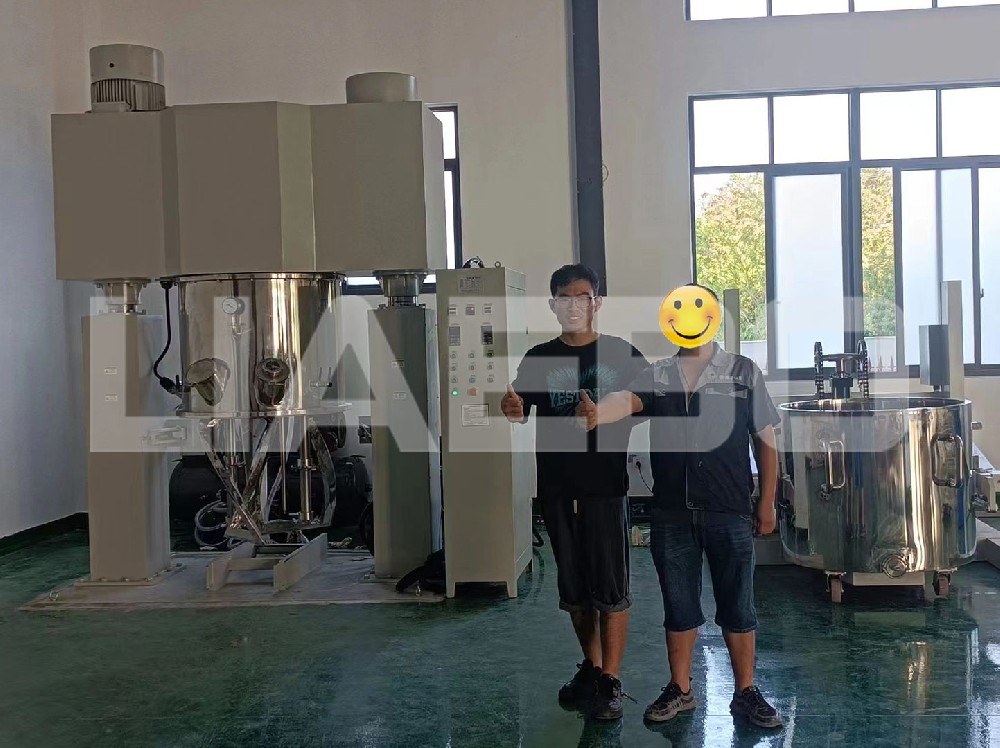 福建某公司500L行星攪拌機(jī)調(diào)試成功
