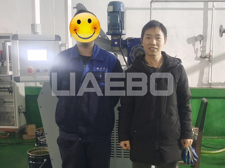 上海某特種潤滑劑有限公司 260液壓三輥機調試成功