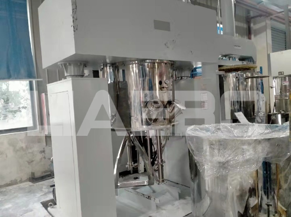 安徽某公司600L行星攪拌機調(diào)試成功