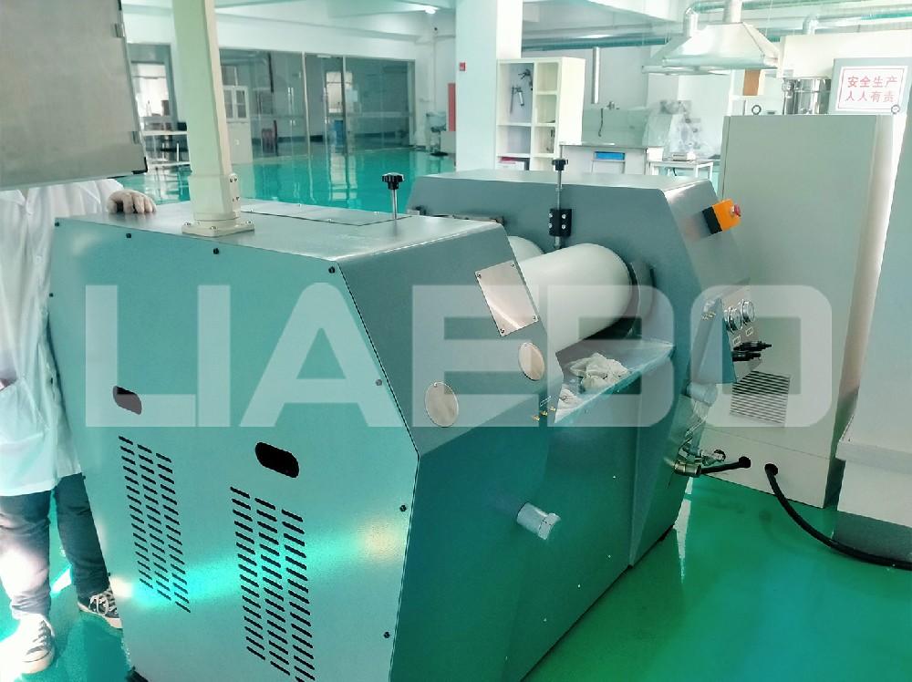 江蘇某公司260平液壓（數(shù)控型）陶瓷三輥研磨機